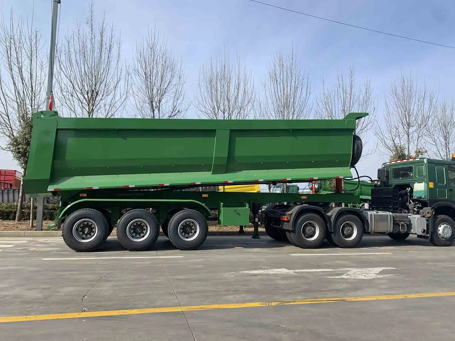 Oferta especial para semirremolque basculante trasero, solo estas dos unidades, ¡gran descuento!  Special offer for rear dump semi trailer, only these two units, great discount!