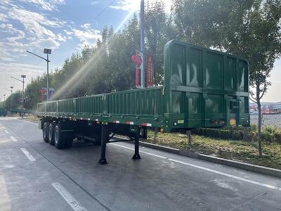 Грузовой полуприцеп с боковой стенкой