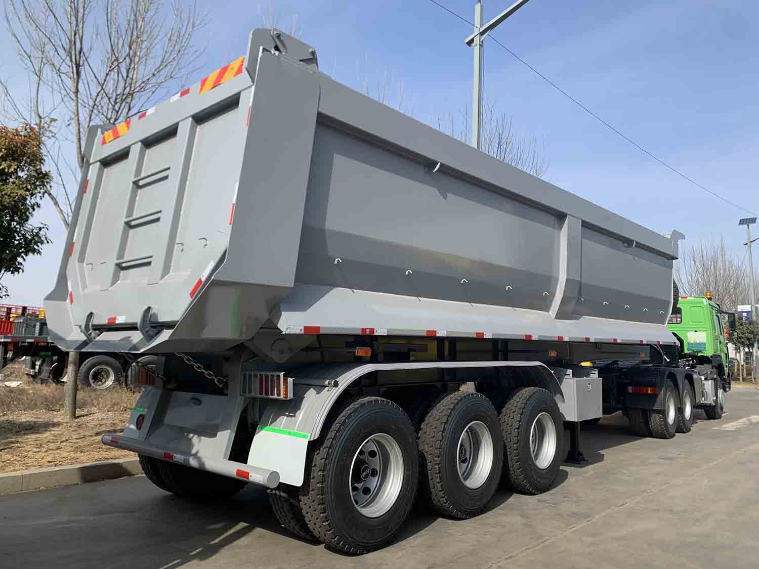 ¿Cuáles son las ventajas del remolque basculante trasero? What are the advantages of the rear tipping trailer?