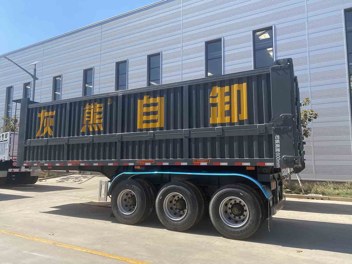 reboque basculante 3 eixos 3 axle dump trailer